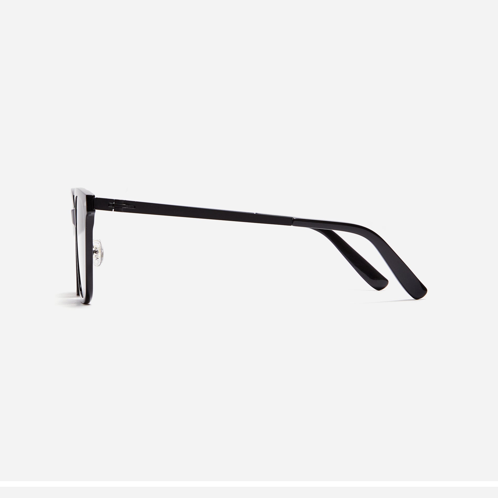 Square-shaped polarized sunglasses, representing CARIN’s POLARIZED line. Crafted from lightweight and durable bio-plastic to prevent slipping
