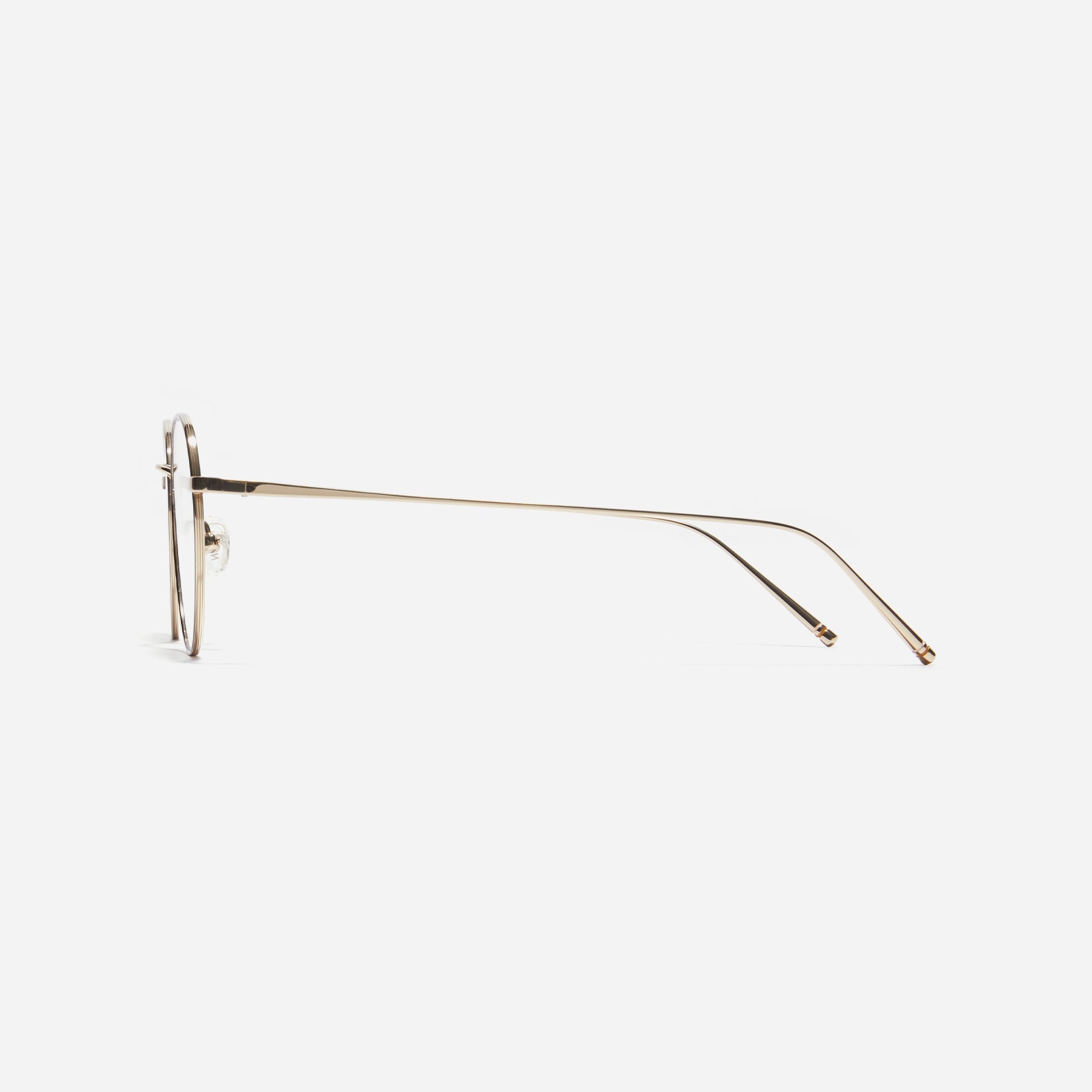 Polygon-shaped eyeglasses designed to effortlessly complement all face shapes. Crafted entirely from titanium, they ensure a remarkably light and durable wearing experience. Lika's casual design adds a fashionable touch to your daily look.