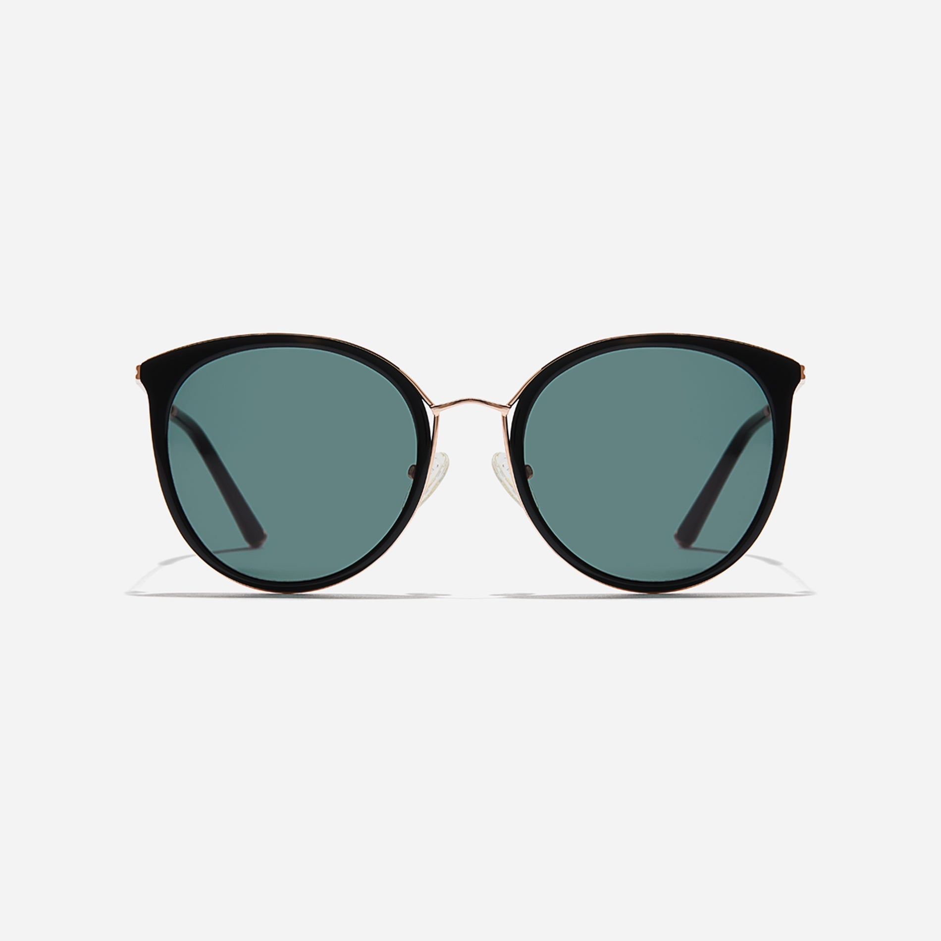 Round-shaped combination sunglasses, an enhanced version of CARIN's bestseller - Madeleine. They feature flat lenses that provide 100% UV protection and distinctive nose bridge details.