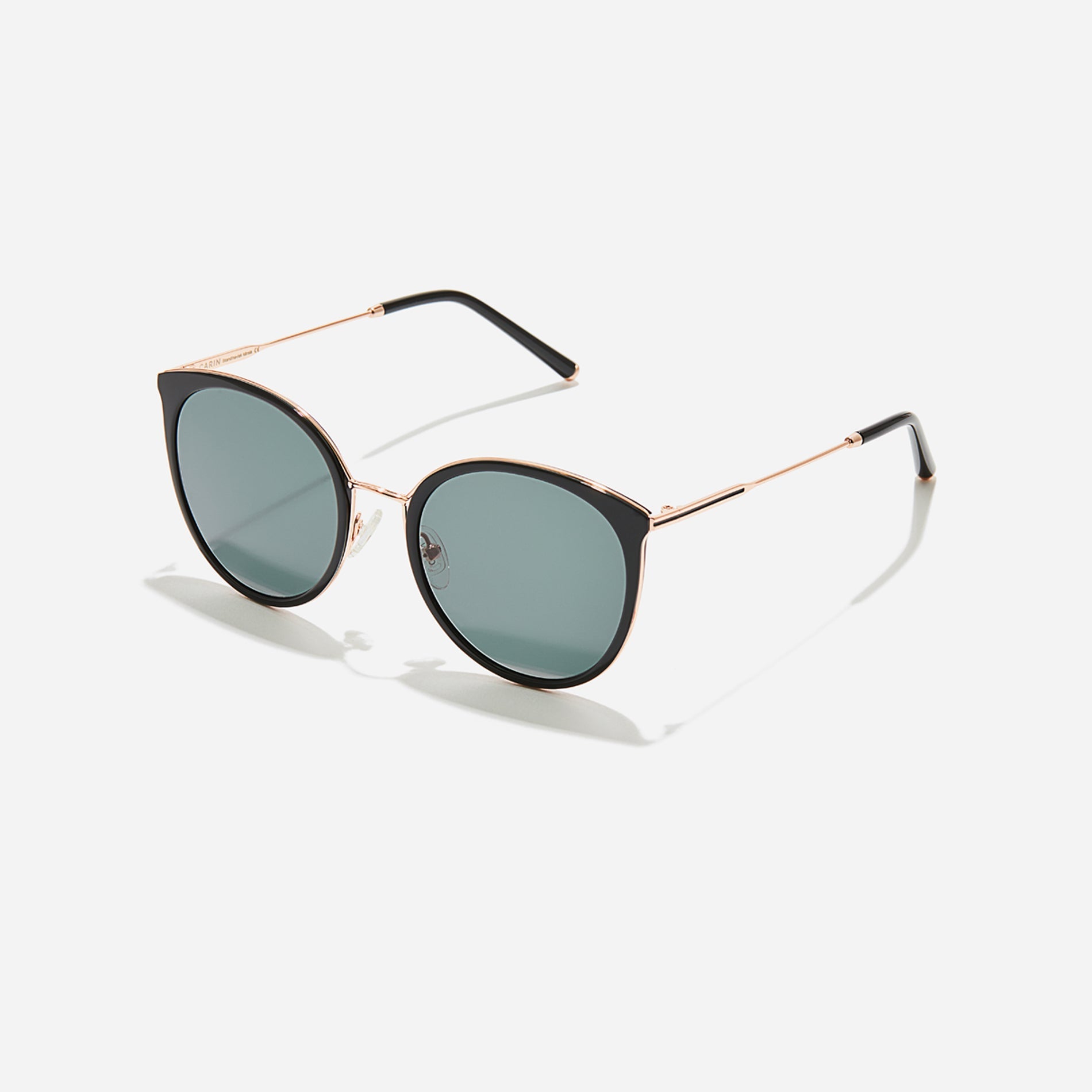 Round-shaped combination sunglasses, an enhanced version of CARIN's bestseller - Madeleine. They feature flat lenses that provide 100% UV protection and distinctive nose bridge details.
