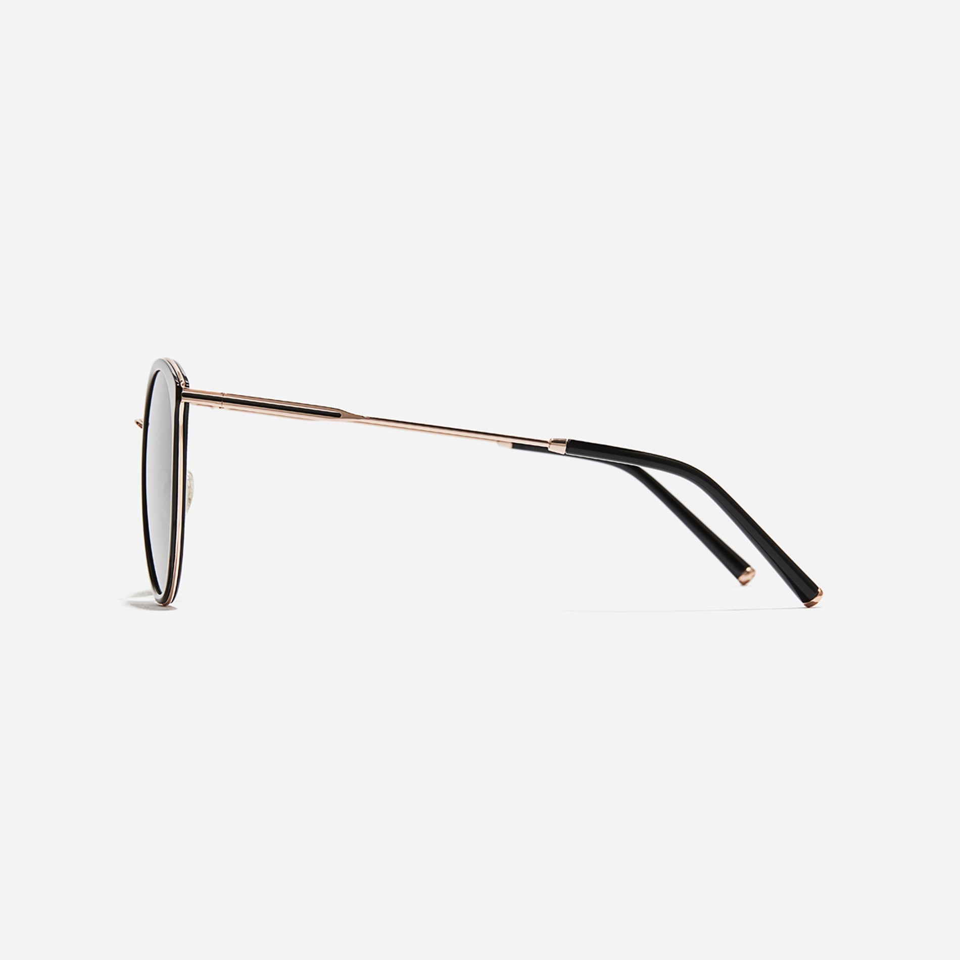 Round-shaped combination sunglasses, an enhanced version of CARIN's bestseller - Madeleine. They feature flat lenses that provide 100% UV protection and distinctive nose bridge details.
