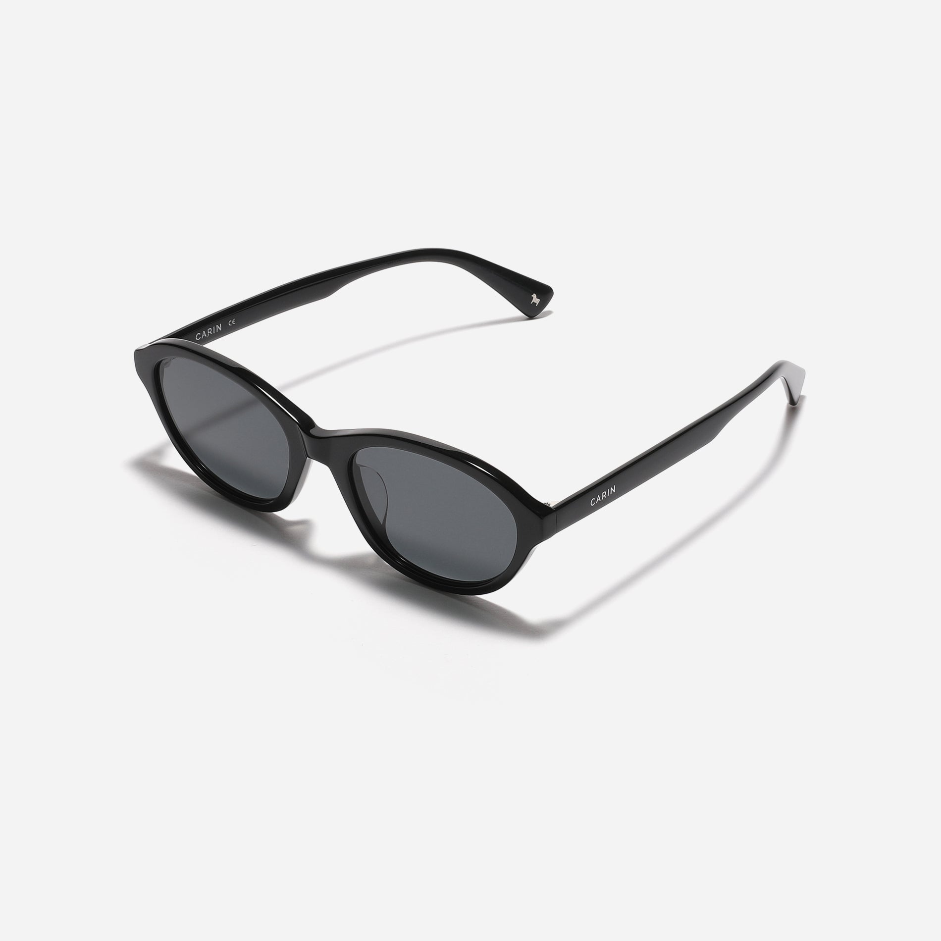 Round-shaped petite frame sunglasses. They feature a narrow retro-inspired design from the '80s, reinterpreted with a modern touch. Additionally, soft color variations effortlessly complement various face shapes, making Makea a fashion-forward choice for a stylish look.