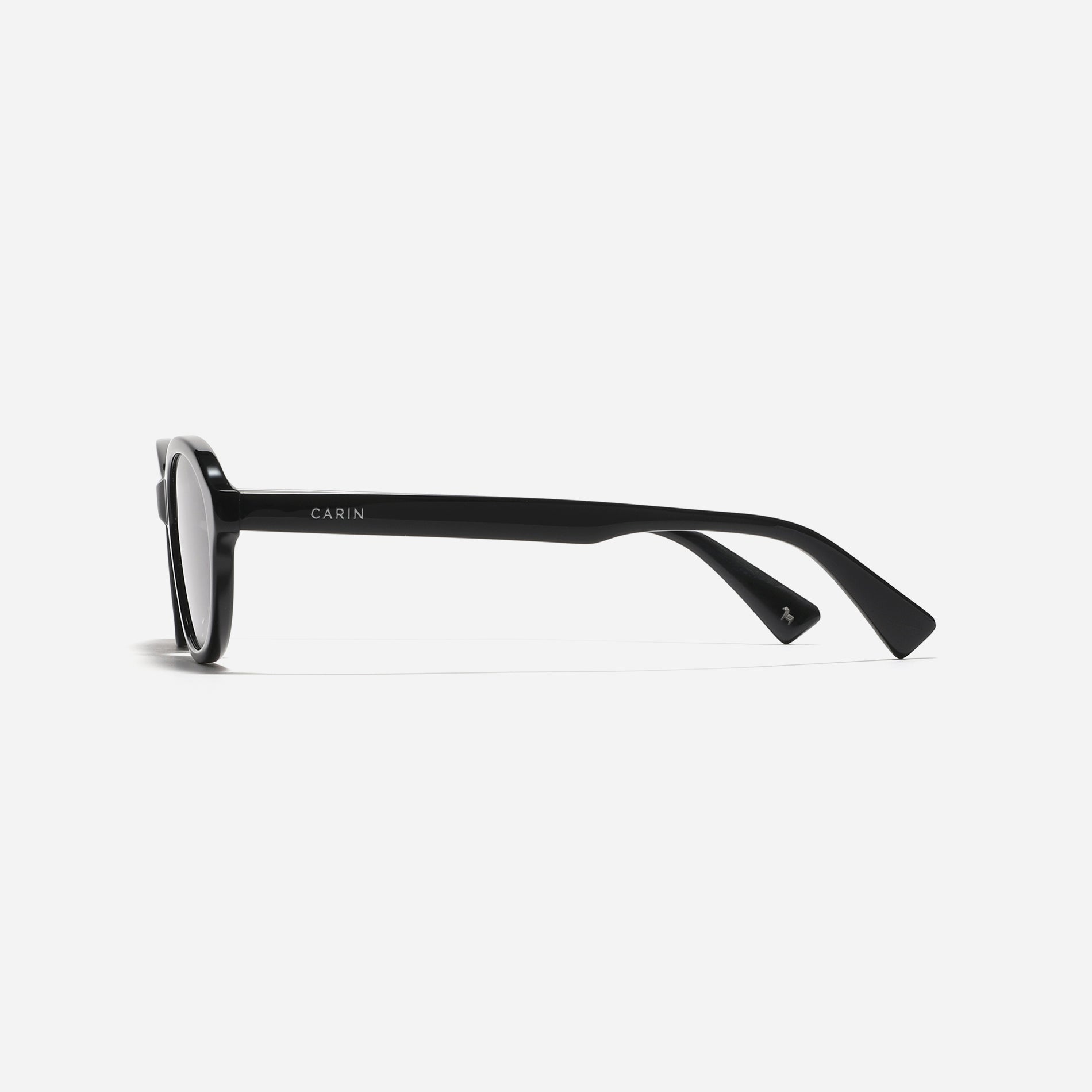 Round-shaped petite frame sunglasses. They feature a narrow retro-inspired design from the '80s, reinterpreted with a modern touch. Additionally, soft color variations effortlessly complement various face shapes, making Makea a fashion-forward choice for a stylish look.
