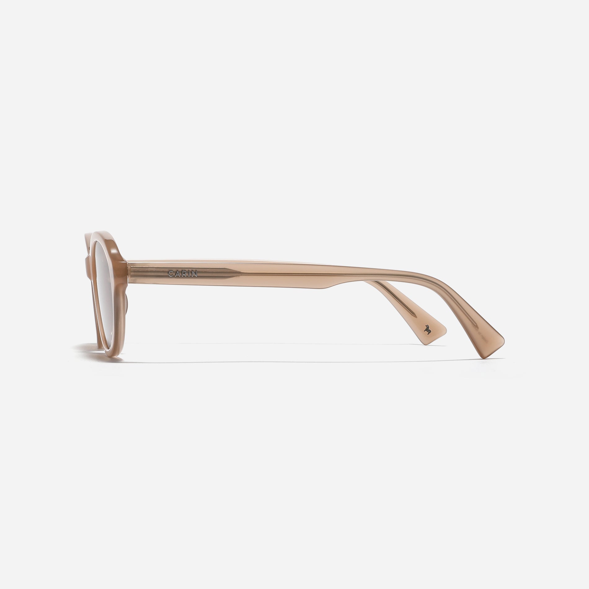 Round-shaped petite frame sunglasses. They feature a narrow retro-inspired design from the '80s, reinterpreted with a modern touch. Additionally, soft color variations effortlessly complement various face shapes, making Makea a fashion-forward choice for a stylish look.