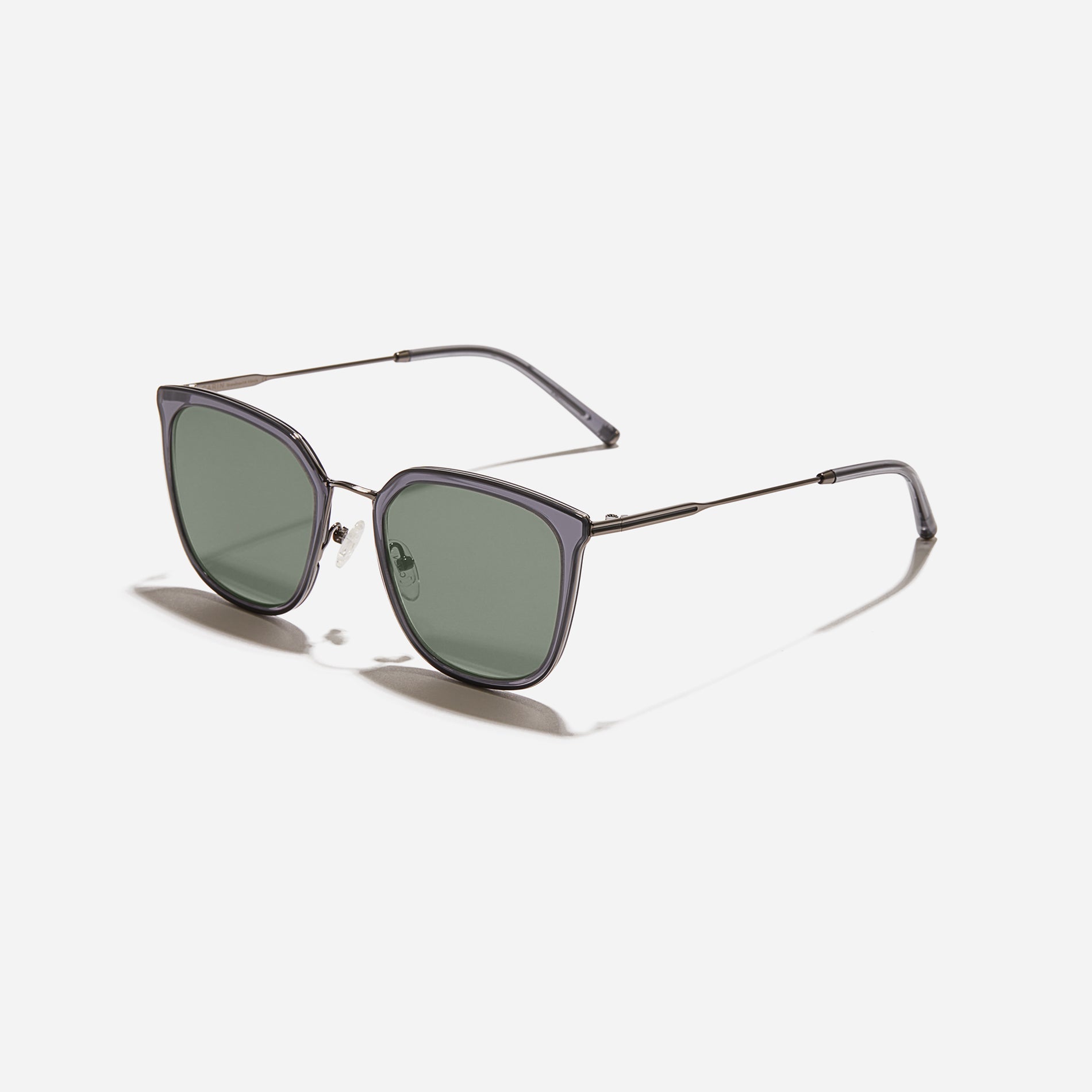Round-shaped metal sunglasses that offer a soft and natural look with a peach-shaded titanium frame. 