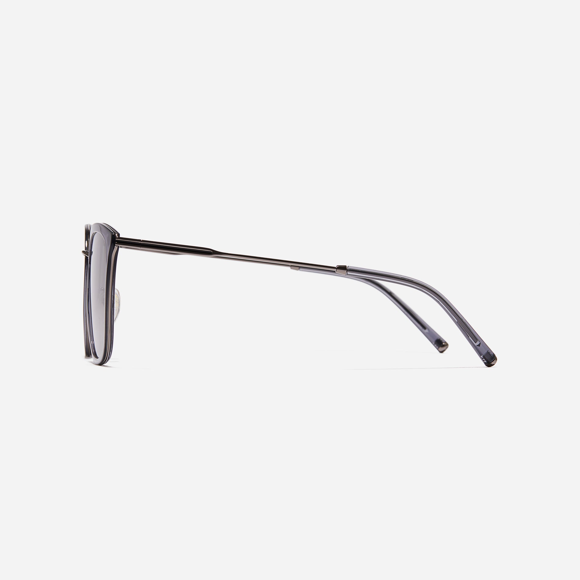 Round-shaped metal sunglasses that offer a soft and natural look with a peach-shaded titanium frame. 