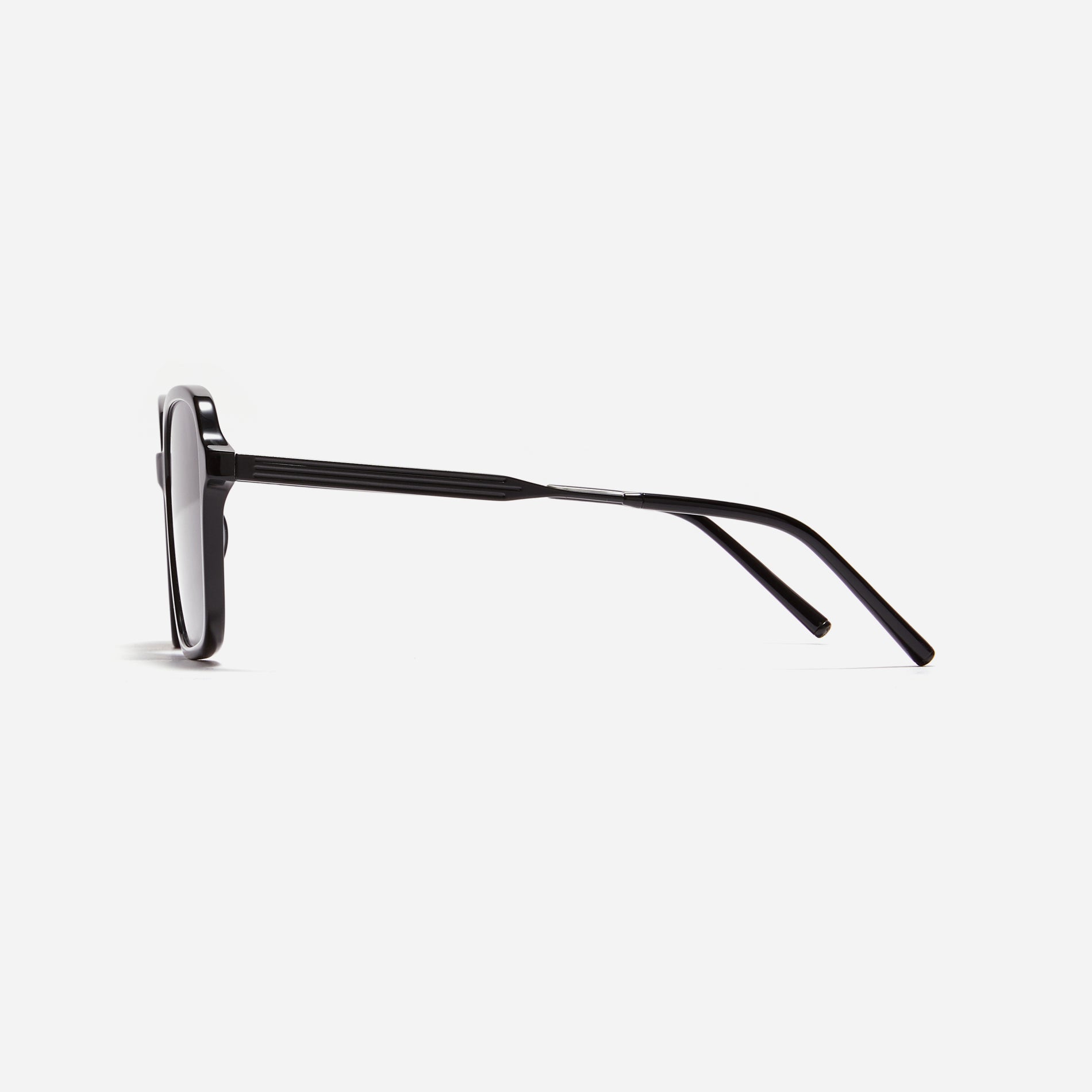 Square-shaped combination sunglasses  featuring an oversized retro frame and stylish color variaions. 