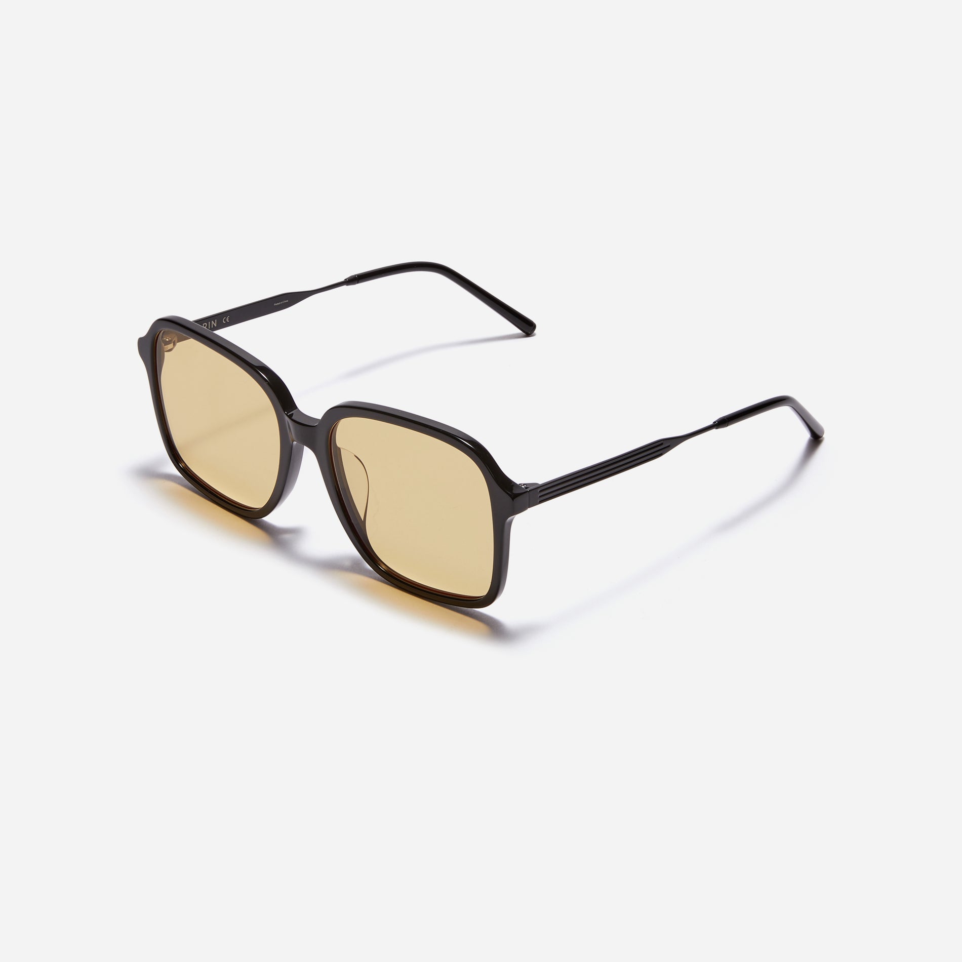 Square-shaped combination sunglasses  featuring an oversized retro frame and stylish color variaions. 