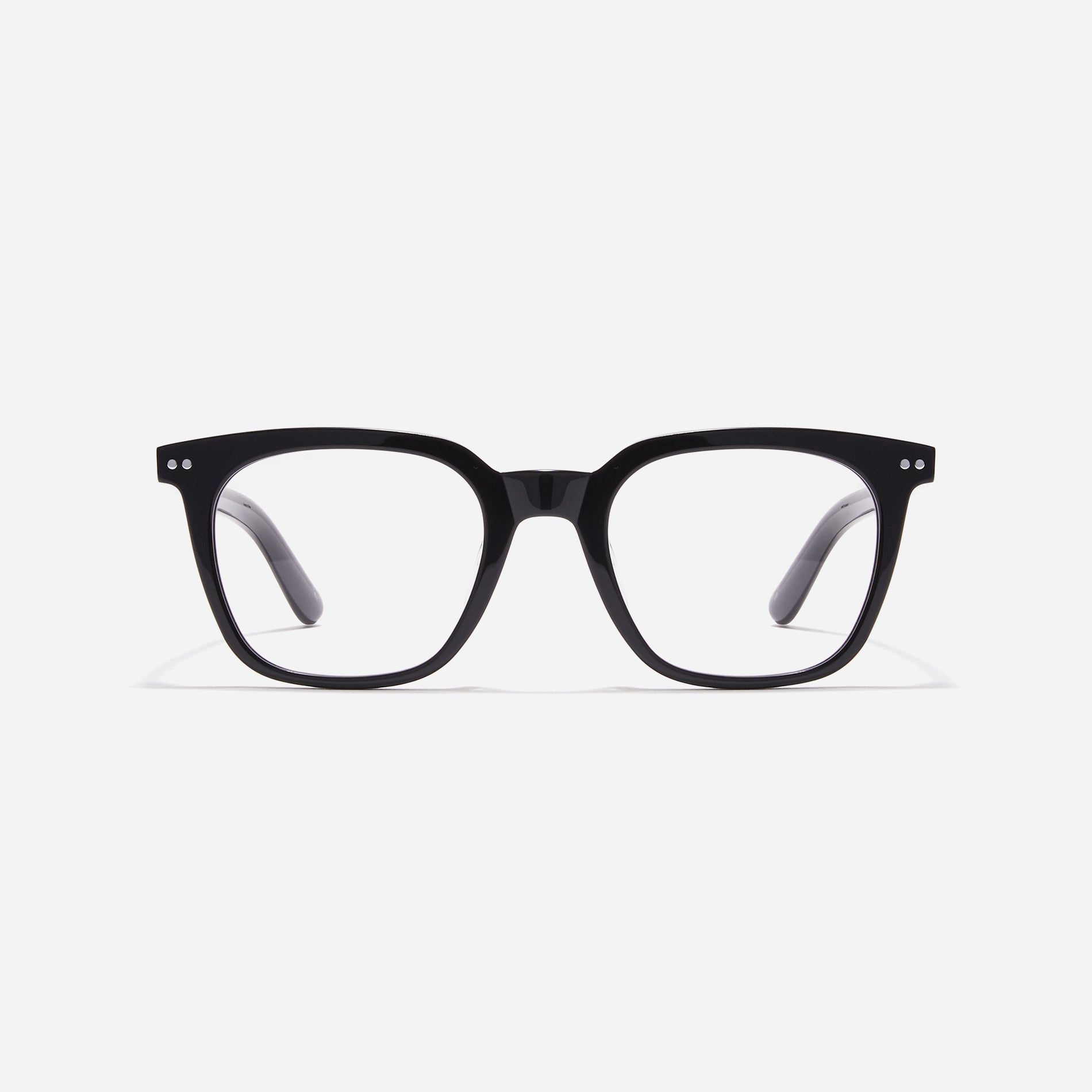 Square-shaped horn-rimmed eyeglasses. Embodying a modern reinterpretation of '91s retro vibes, their design is created for effortless styling.