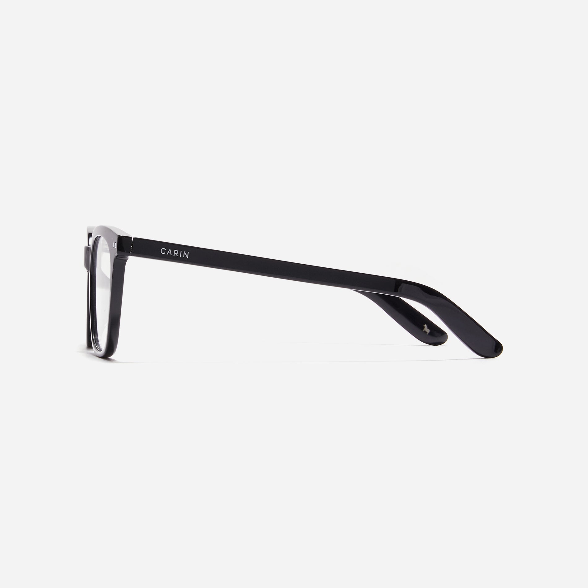 Square-shaped horn-rimmed eyeglasses. Embodying a modern reinterpretation of '91s retro vibes, their design is created for effortless styling.