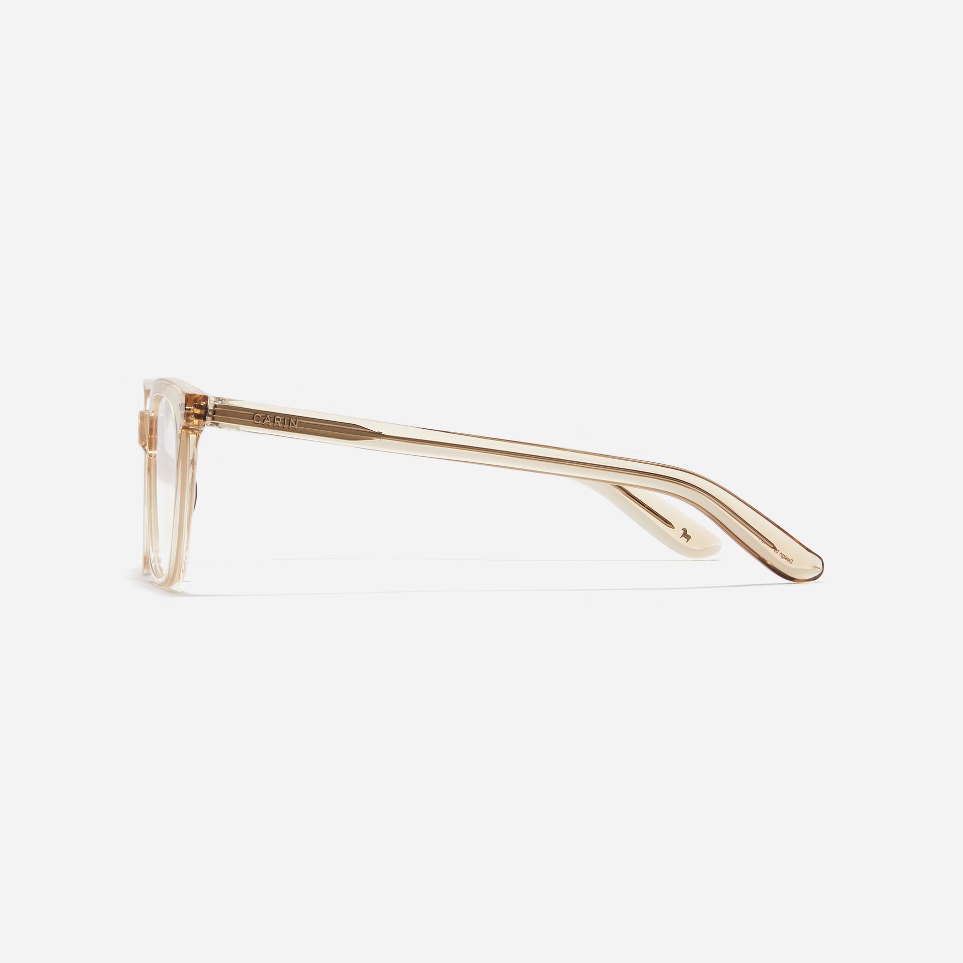 Square-shaped horn-rimmed eyeglasses. Embodying a modern reinterpretation of '91s retro vibes, their design is created for effortless styling.