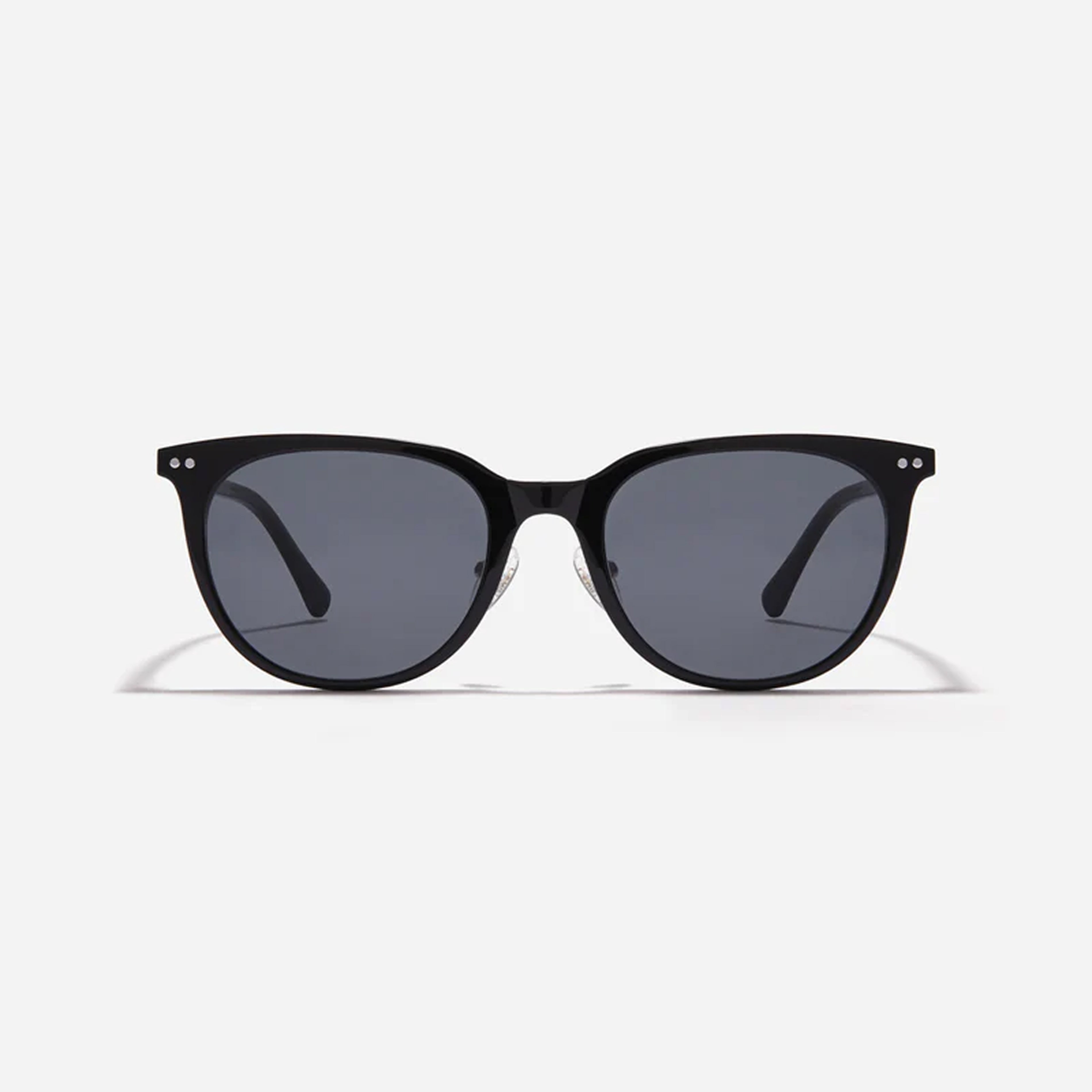 Reno is a round-shaped sunglasses from the Forest line. Both the frame and temples are made of acetate, offering excellent durability and ensuring a stable and comfortable fit over time.