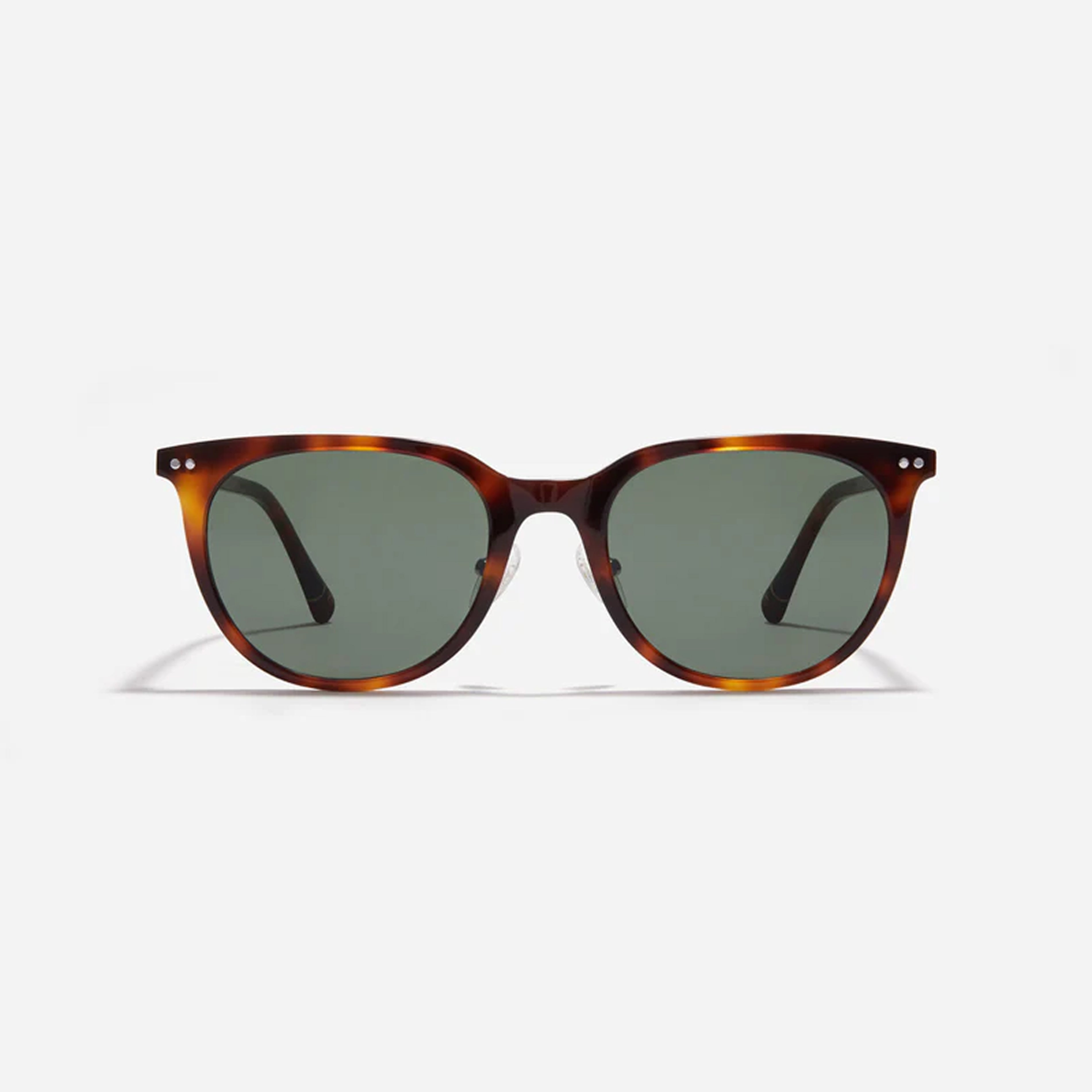 Reno is a round-shaped sunglasses from the Forest line. Both the frame and temples are made of acetate, offering excellent durability and ensuring a stable and comfortable fit over time.