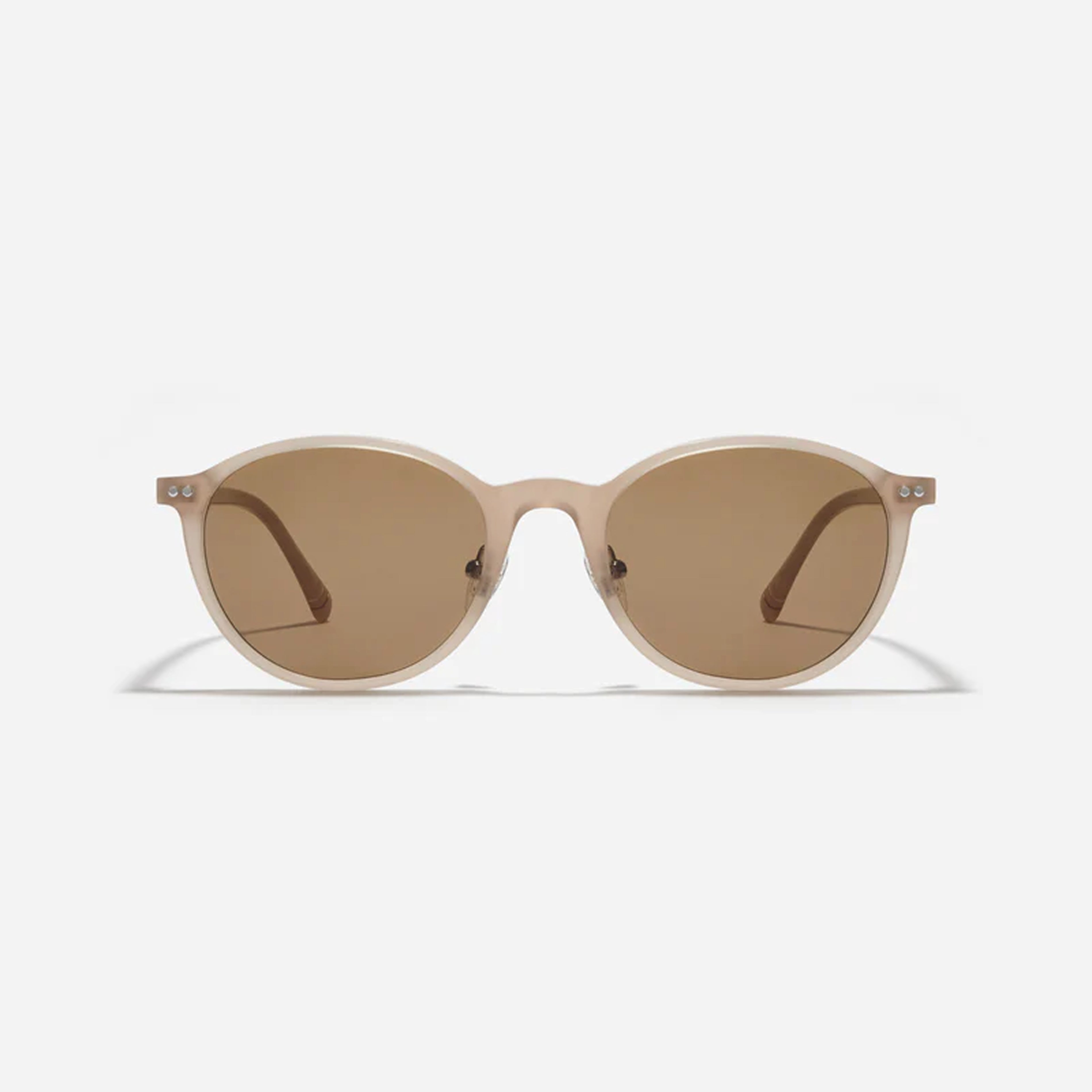 Rino is a round-shaped sunglasses from the Forest line. Both the frame and temples are made of acetate, offering excellent durability and ensuring a stable and comfortable fit over time