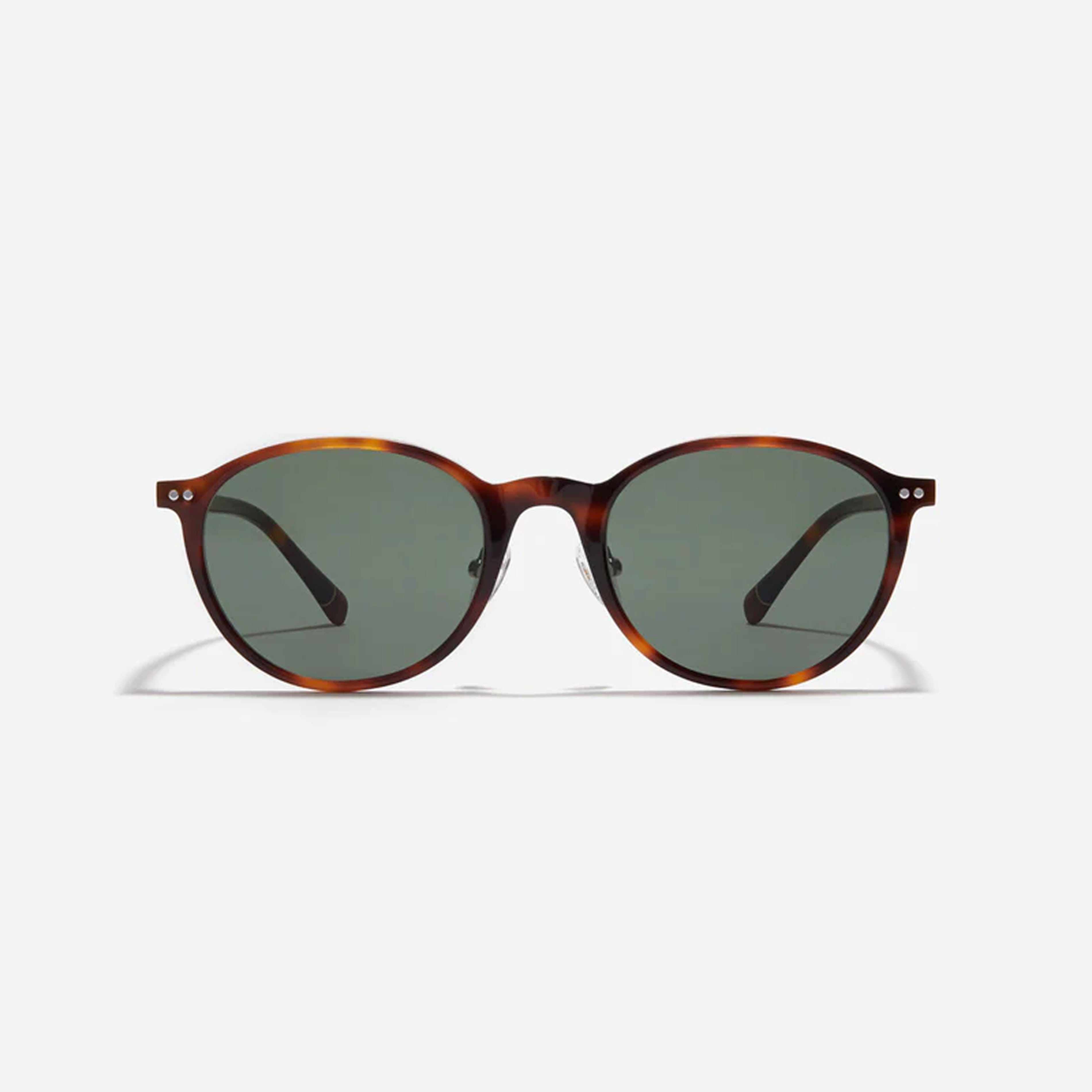 Rino is a round-shaped sunglasses from the Forest line. Both the frame and temples are made of acetate, offering excellent durability and ensuring a stable and comfortable fit over time
