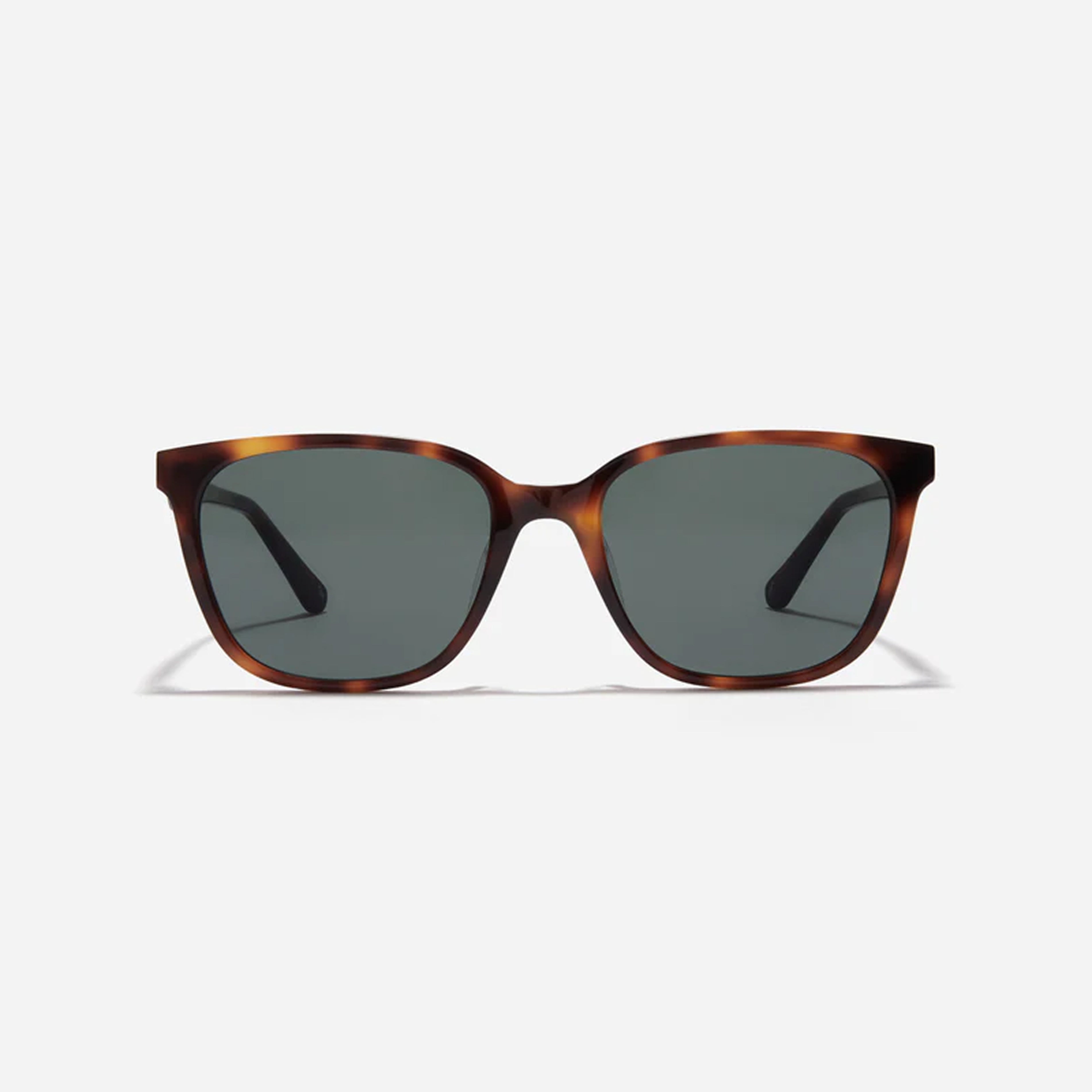 Roenn B is a box-shaped acetate sunglasses design.Featuring long-tip temples inspired by a 90s retro mood, it reinterprets classic elements in a modern way to create a refined and stylish look.
