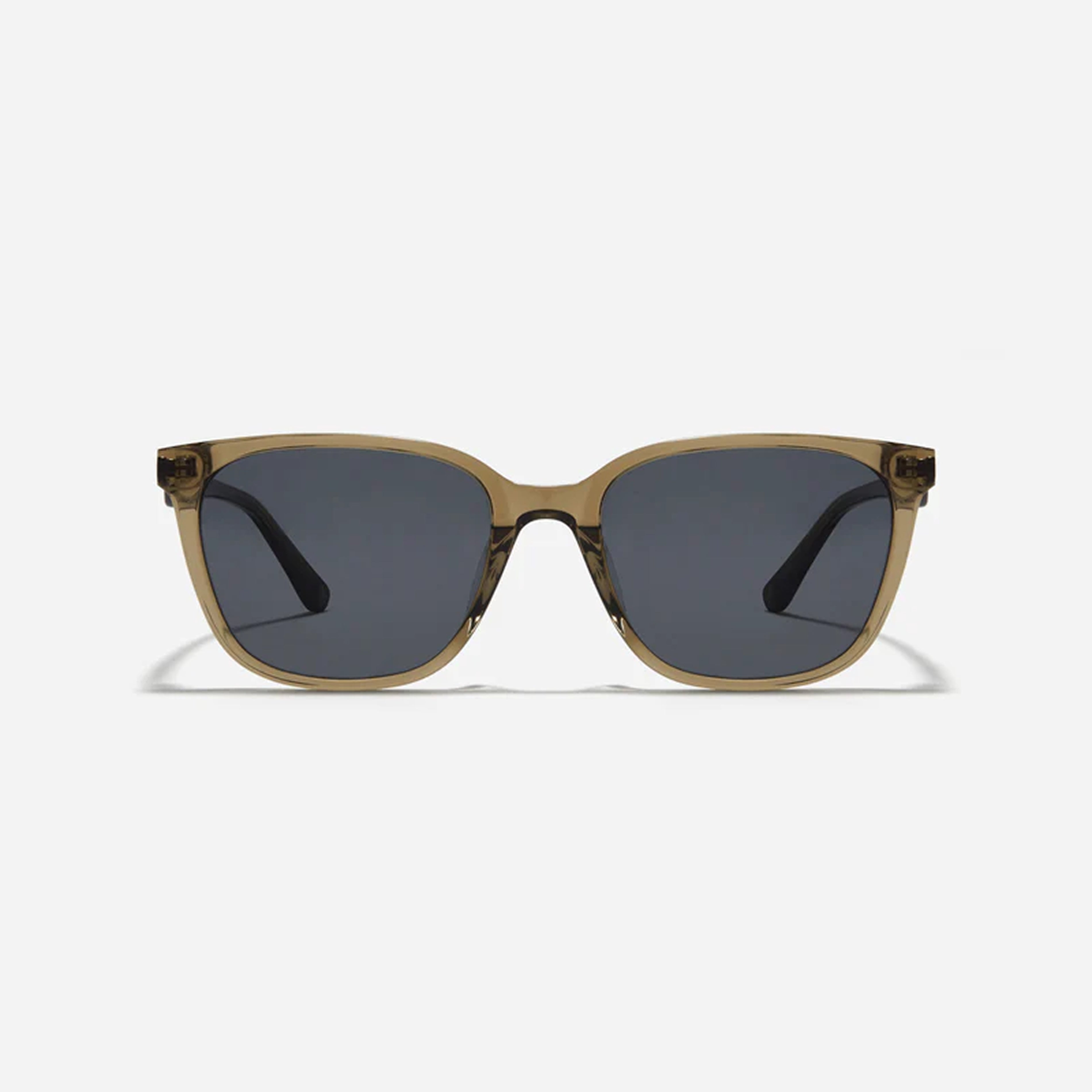 Roenn B is a box-shaped acetate sunglasses design.Featuring long-tip temples inspired by a 90s retro mood, it reinterprets classic elements in a modern way to create a refined and stylish look.