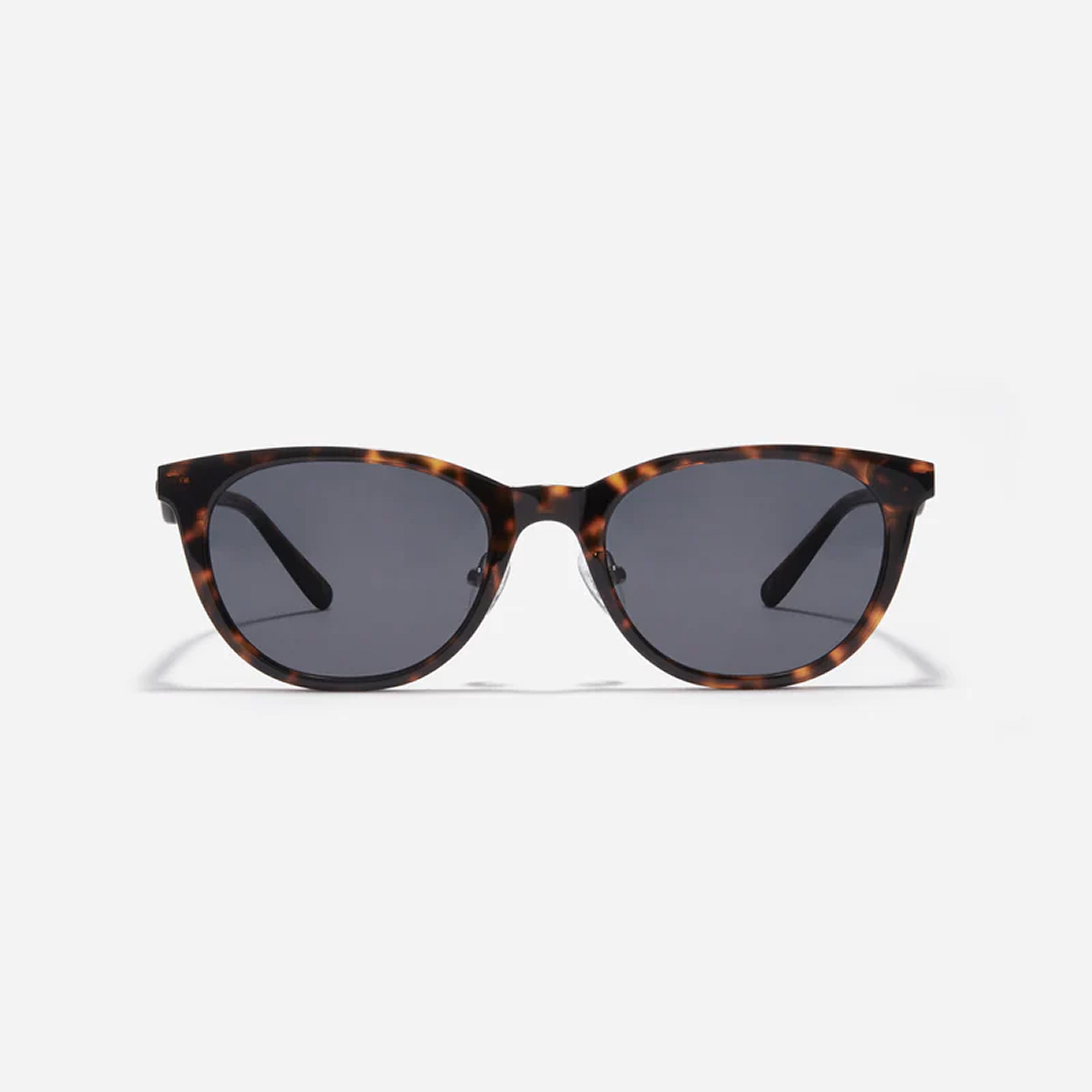 Roenn R is a round-shaped acetate sunglasses design.Featuring long-tip temples inspired by a 90s retro mood, it reinterprets classic elements in a modern way to create a refined and stylish look.