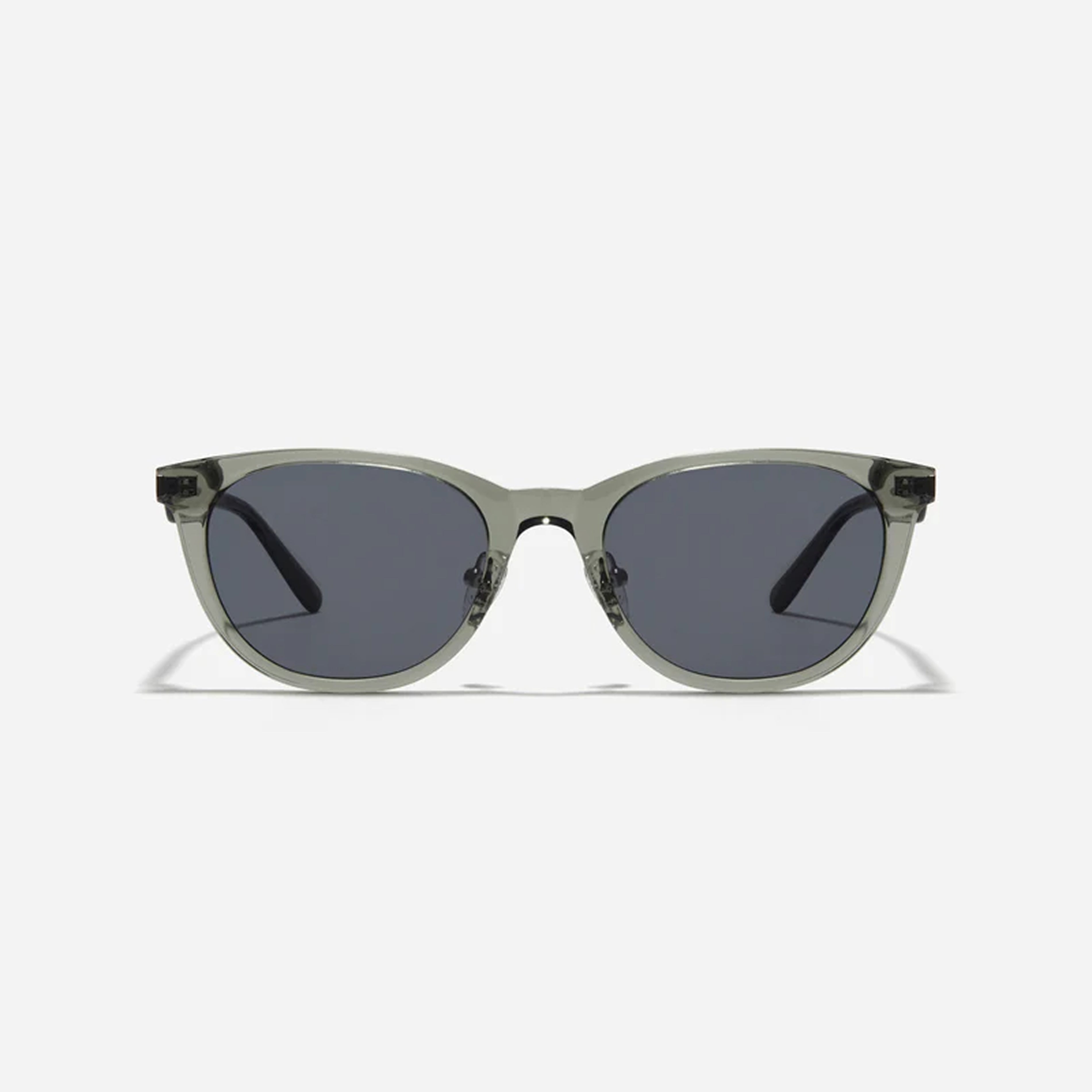 Roenn R is a round-shaped acetate sunglasses design.Featuring long-tip temples inspired by a 90s retro mood, it reinterprets classic elements in a modern way to create a refined and stylish look.