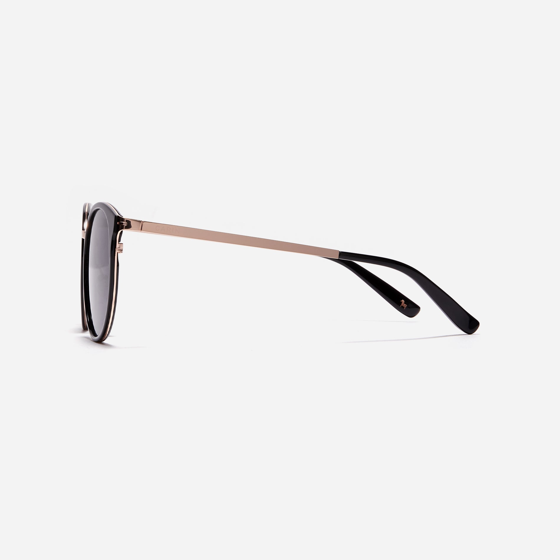 Round-shaped combination polarized sunglasses that feature delicate acetate rims and metal structural details.