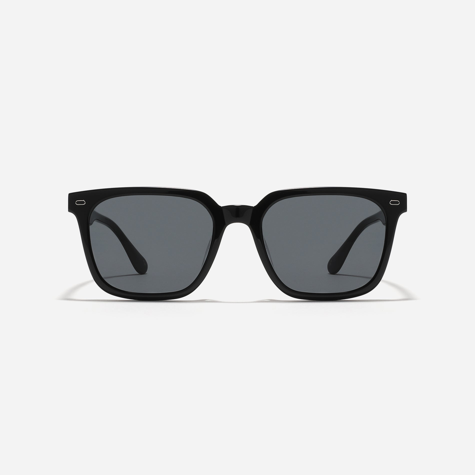 Oversized square-shaped sunglasses from the Forest Line. Their frame offers a chic style suitable for daily wear, especially appealing to those new to sunglasses.