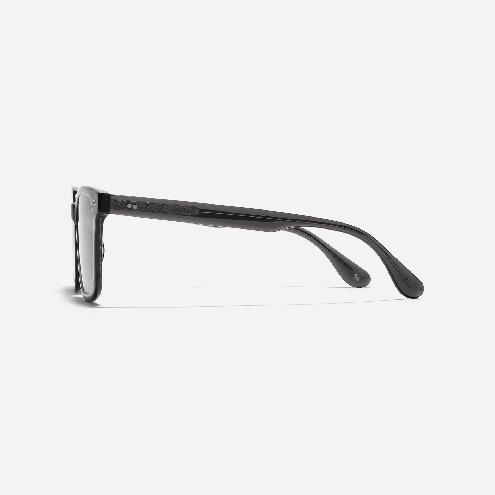 Oversized square-shaped sunglasses from the Forest Line. Their frame offers a chic style suitable for daily wear, especially appealing to those new to sunglasses.
