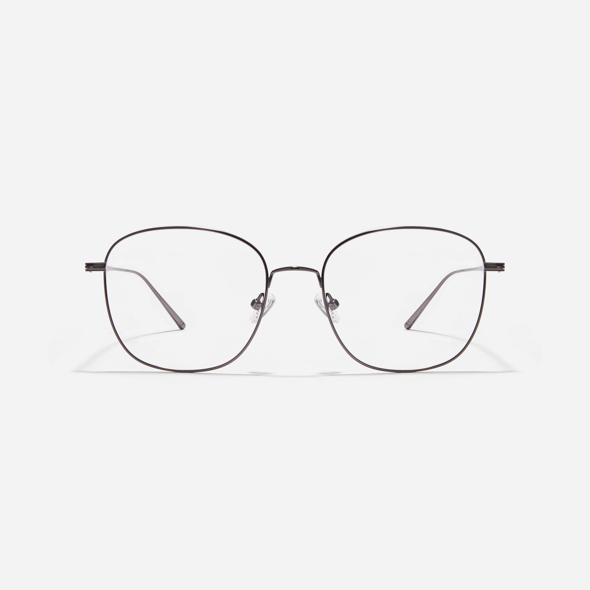 Square-shaped eyeglasses featuring distinctive oversized rims. Crafted entirely from titanium, they ensure a remarkably light and comfortable wearing experience.