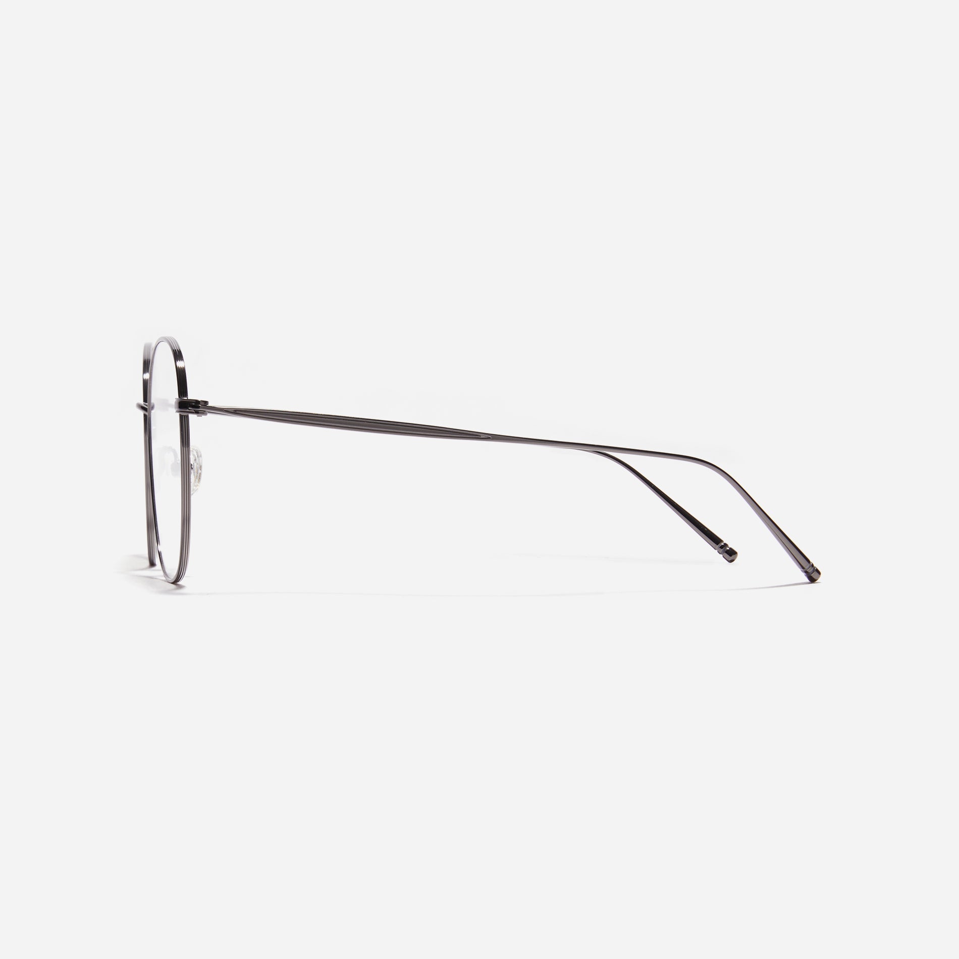 Square-shaped eyeglasses featuring distinctive oversized rims. Crafted entirely from titanium, they ensure a remarkably light and comfortable wearing experience.
