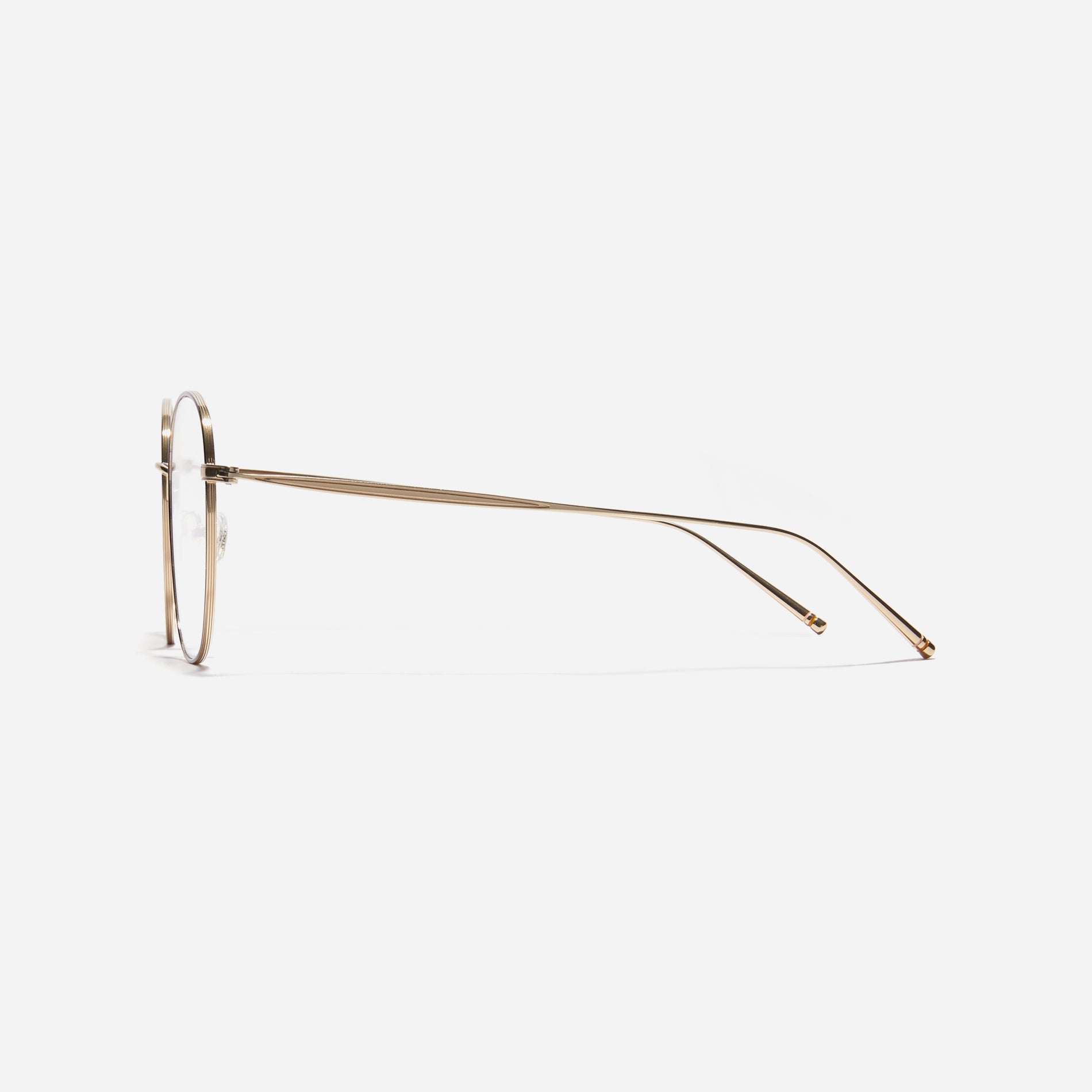 Square-shaped eyeglasses featuring distinctive oversized rims. Crafted entirely from titanium, they ensure a remarkably light and comfortable wearing experience.