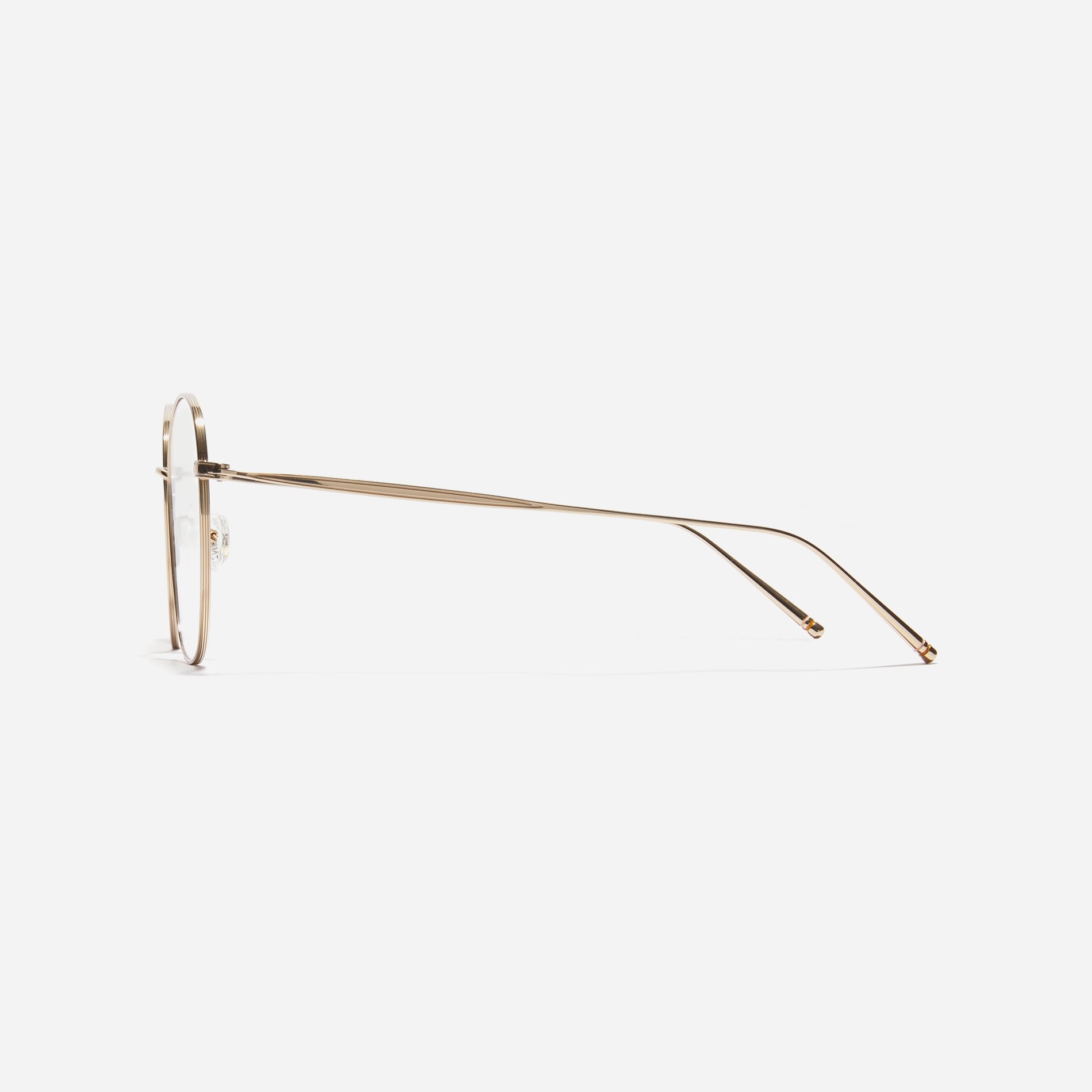 Square-shaped eyeglasses featuring distinctive oversized rims. Crafted entirely from titanium, they ensure a remarkably light and comfortable wearing experience.