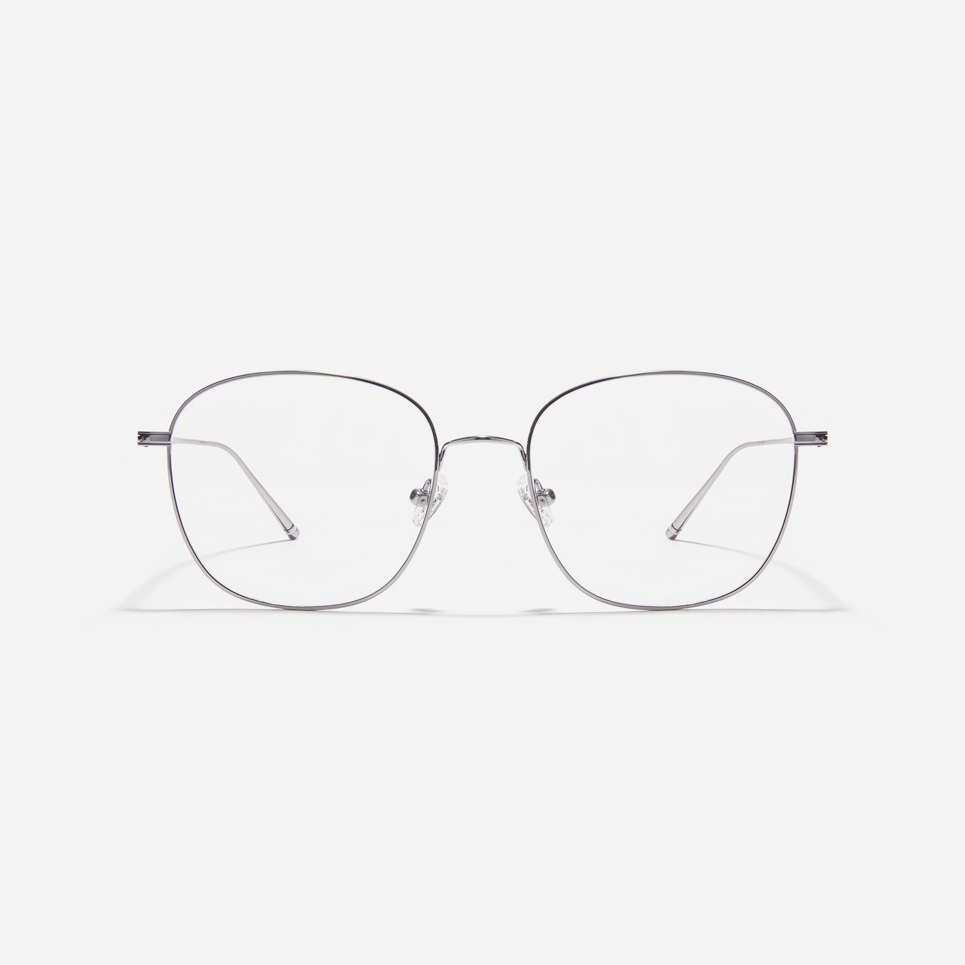 Square-shaped eyeglasses featuring distinctive oversized rims. Crafted entirely from titanium, they ensure a remarkably light and comfortable wearing experience.