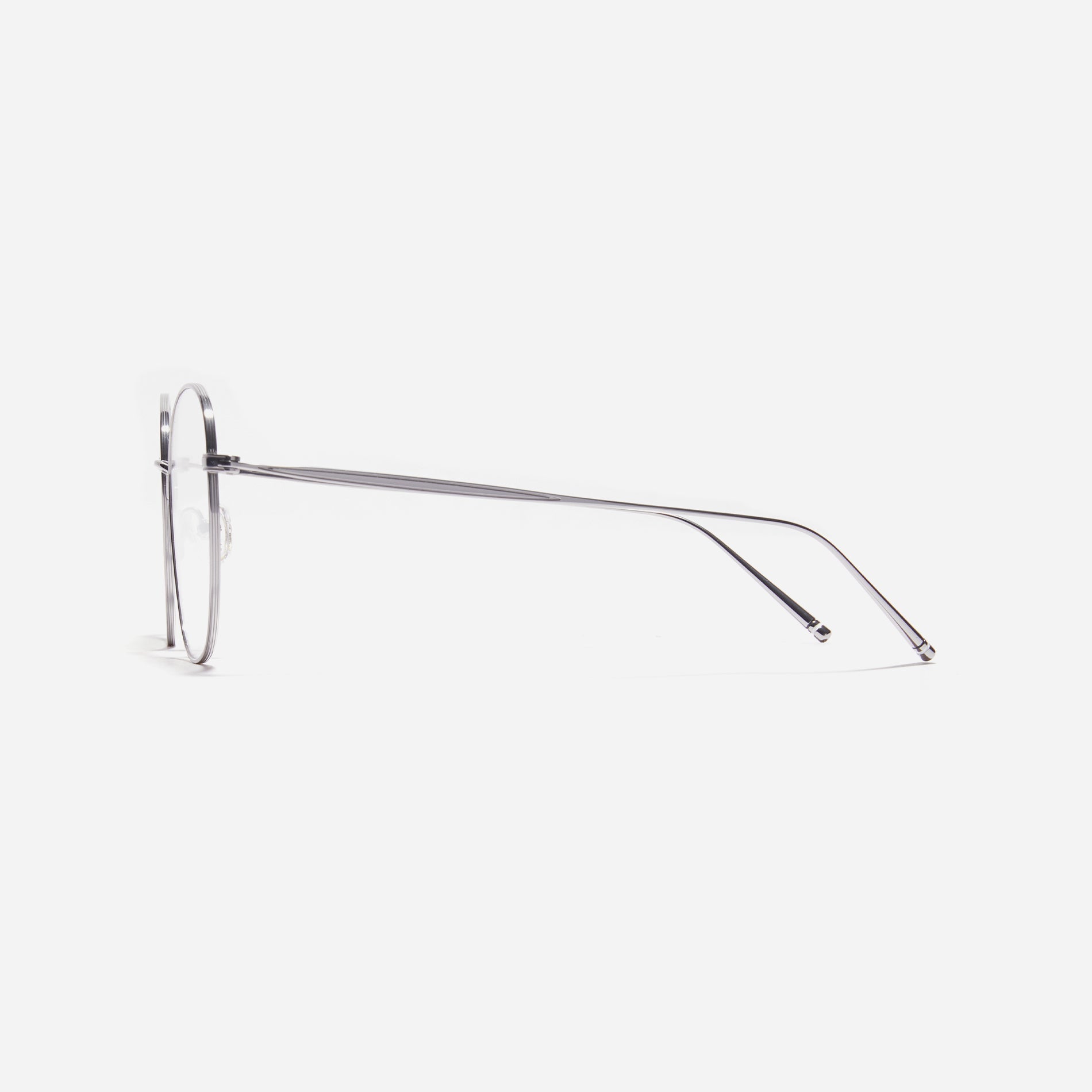 Square-shaped eyeglasses featuring distinctive oversized rims. Crafted entirely from titanium, they ensure a remarkably light and comfortable wearing experience.
